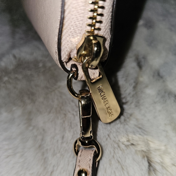 NWOT Michael Kors Pastel Pink Heart Design Zip Wristlet Wallet - Picture 5 of 6